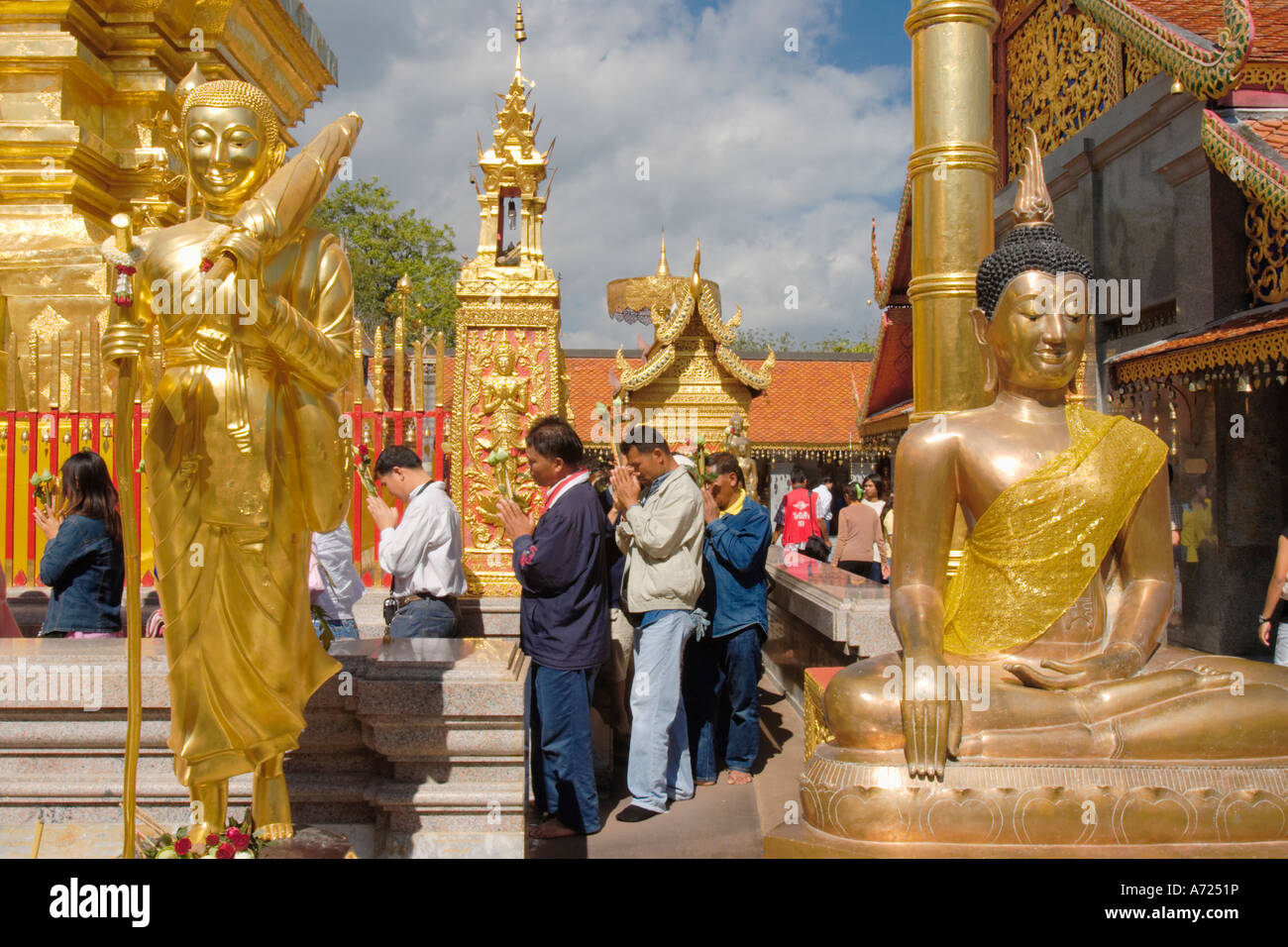 Images de Bouddha dans le temple de Wat Phrathat Doi Suthep, un temple bouddhiste très reconnu dans Chiang Mai, Thaïlande. Banque D'Images