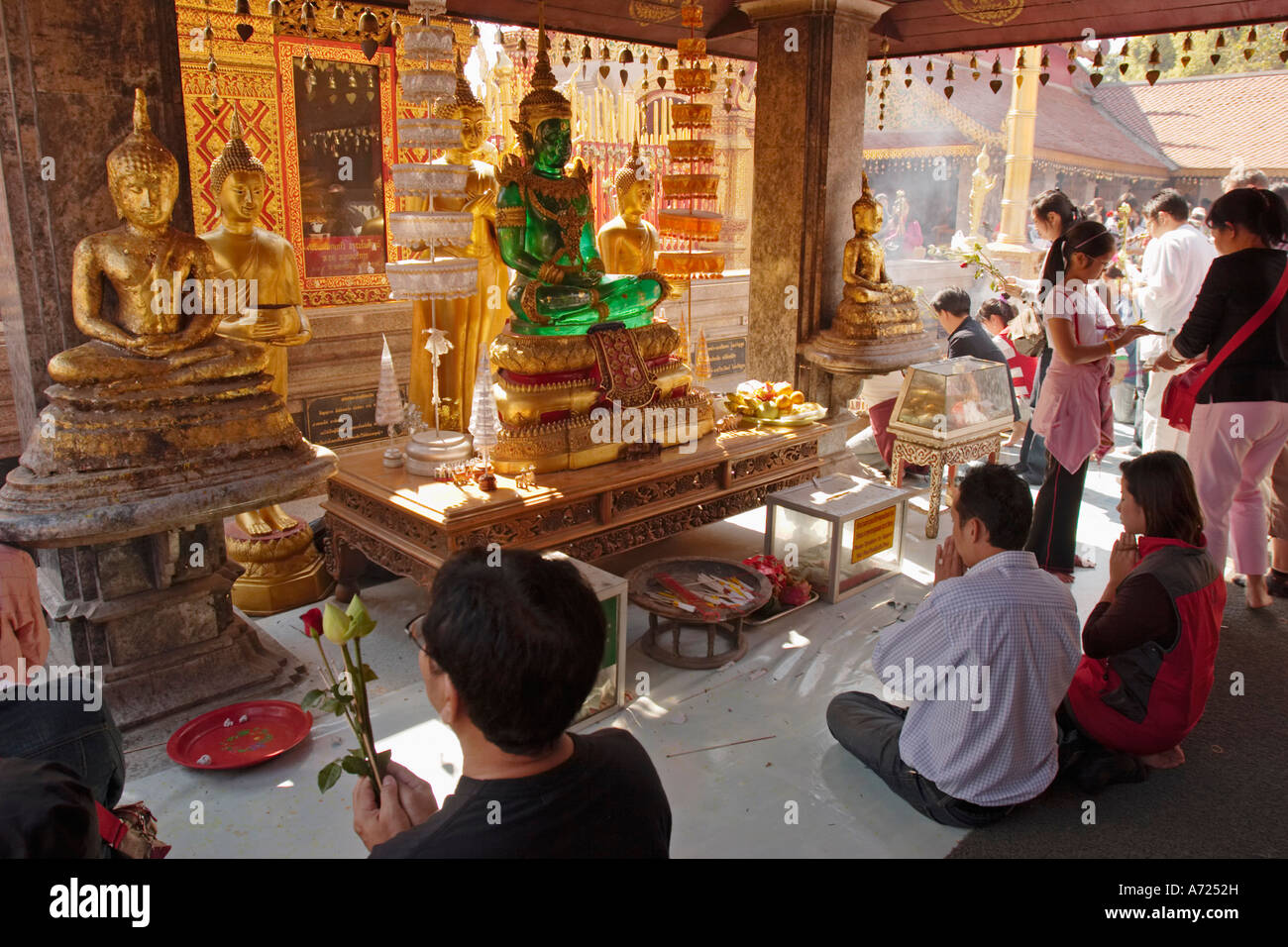 Les gens priaient à l'autel avec l'image du Bouddha Émeraude dans Wat Phrathat Doi Suthep, un temple bouddhiste très reconnu dans Chiang Mai, Thaïlande. Banque D'Images