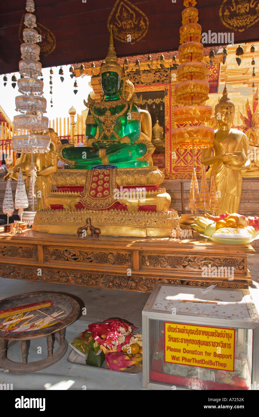 Autel de Wat Phrathat Doi Suthep, un temple bouddhiste très reconnu dans Chiang Mai, Thaïlande. Banque D'Images