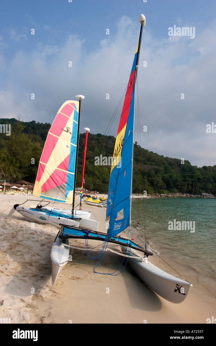 Hobie Cats sur Karon Noi beach. L'île de Phuket, Thaïlande. Banque D'Images