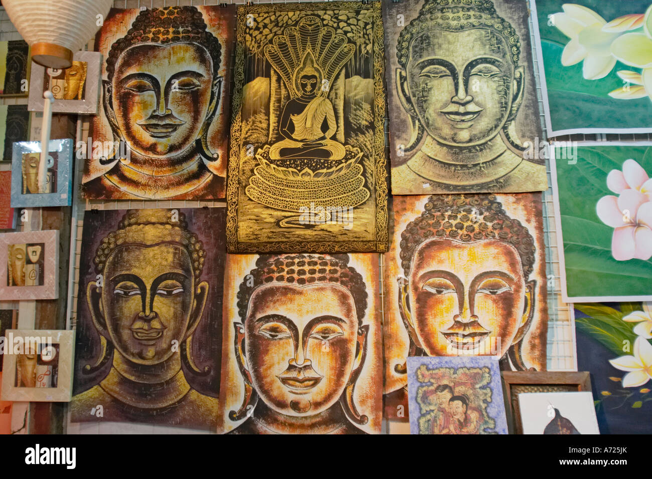 Afficher des images de Bouddha peint sur la soie dans une boutique de souvenirs. Bo Sang village, Chiang Mai, Thaïlande. Banque D'Images