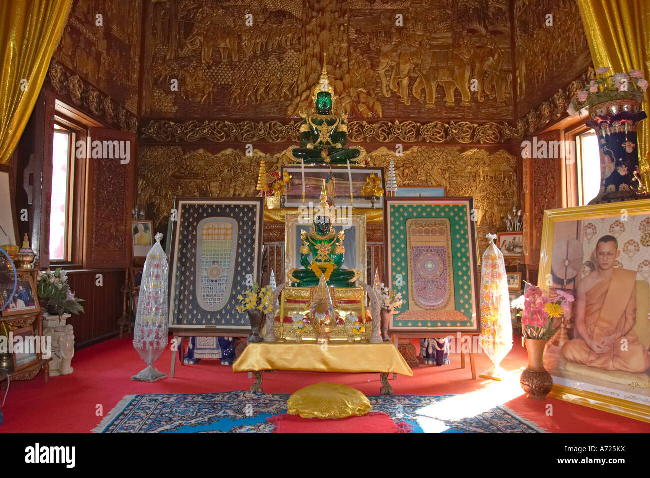 Autel avec deux images de Bouddha de Jade en Wat Bupparam. Chiang Mai, Thaïlande. Banque D'Images