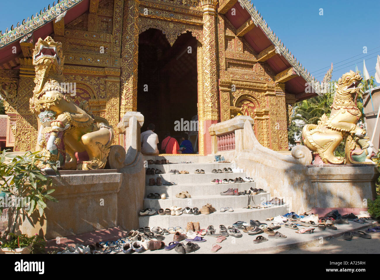 Service religieux bouddhiste en Wat Mahawan. Chiang Mai, Thaïlande. Banque D'Images