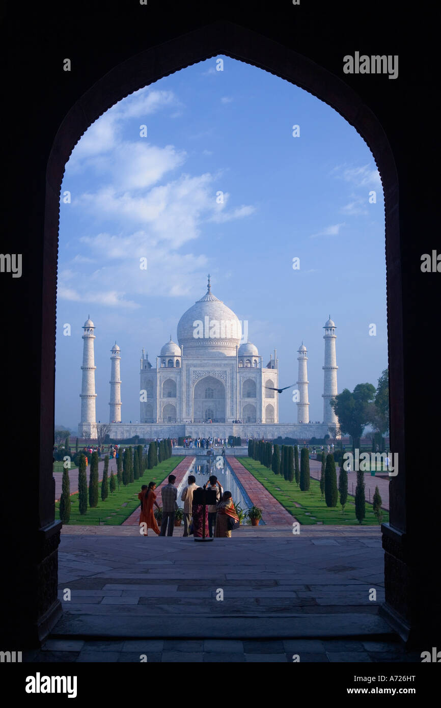 Le Mausolée du Taj Mahal vu par archway in early morning light Agra Uttar Pradesh Inde Asie Banque D'Images