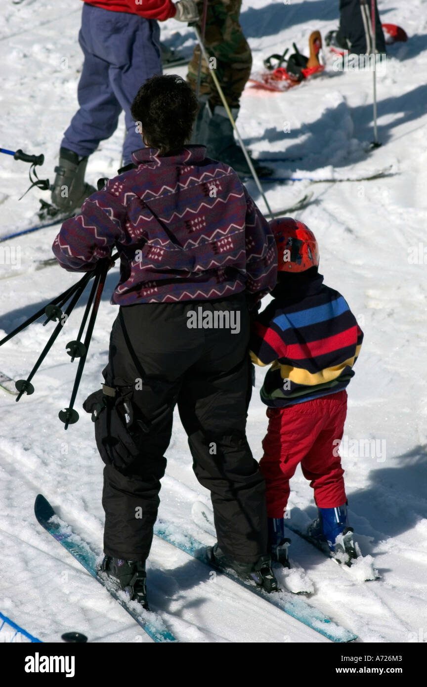 La mère et le petit enfant sur la pente de ski Banque D'Images