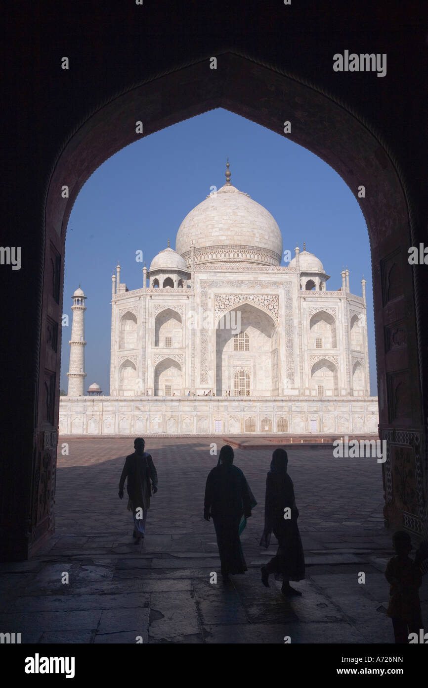 Le Mausolée du Taj Mahal vu par archway in early morning light Agra Uttar Pradesh Inde Asie Banque D'Images