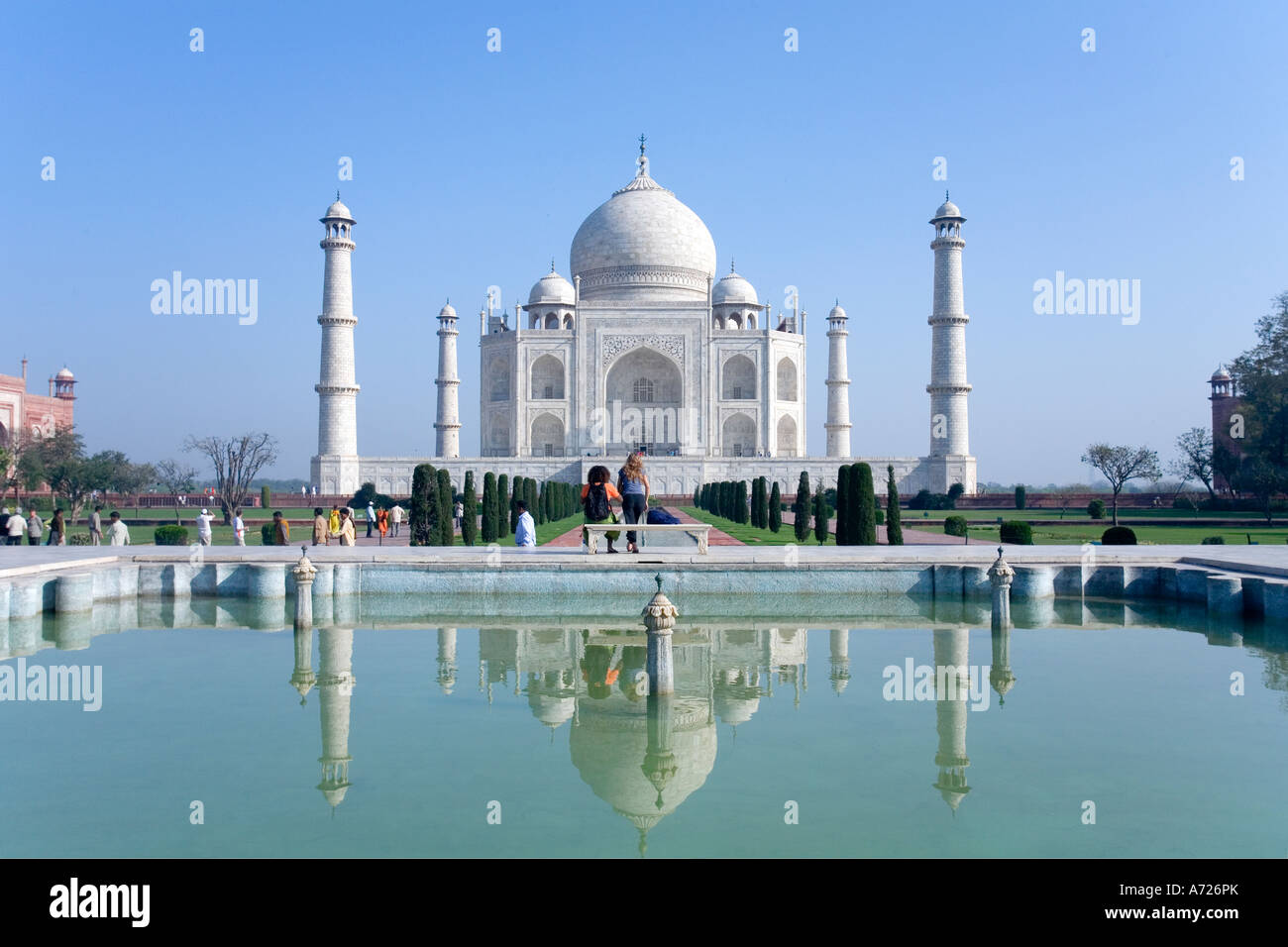 'Taj Mahal' mausoleum in early morning light avec reflet dans l'eau extérieure Agra Uttar Pradesh Inde Asie Banque D'Images