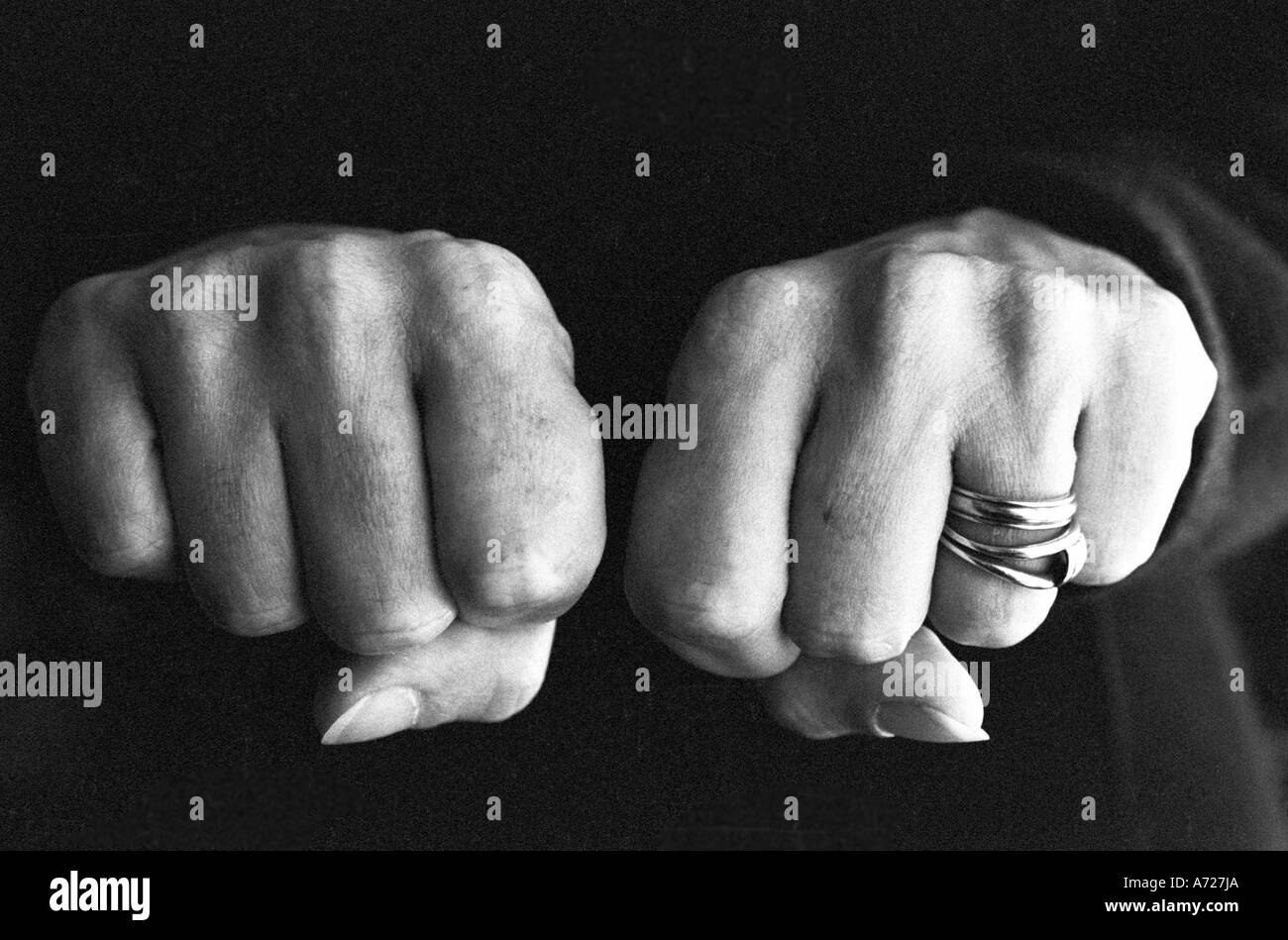 Femme de serrer les deux mains en poings dans un accès d'agressivité. Banque D'Images