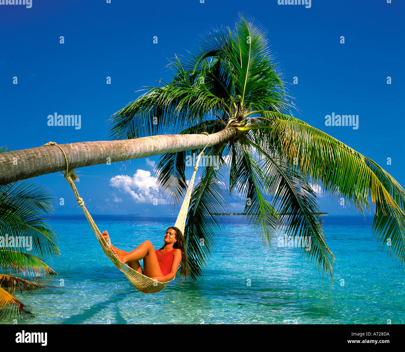 Girl Lying on Tropical Beach dans les îles Maldives Océan Indien Banque D'Images