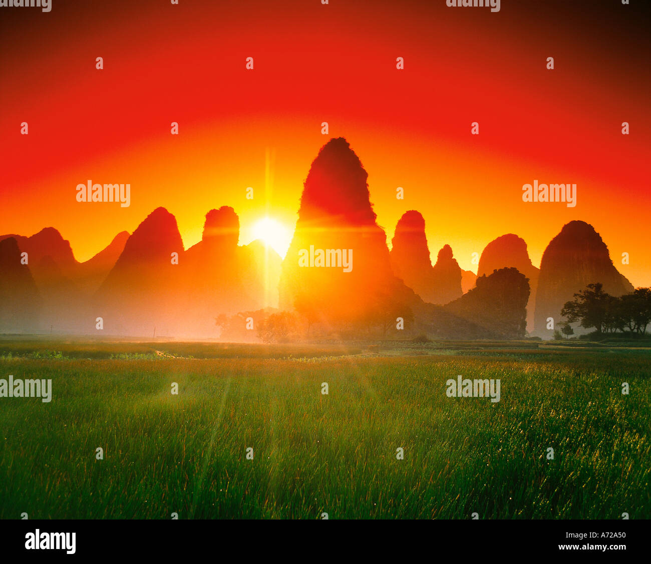 Lever du soleil sur la rivière Li et de calcaire à Yangshuo Guilin Guangxi Chine Banque D'Images