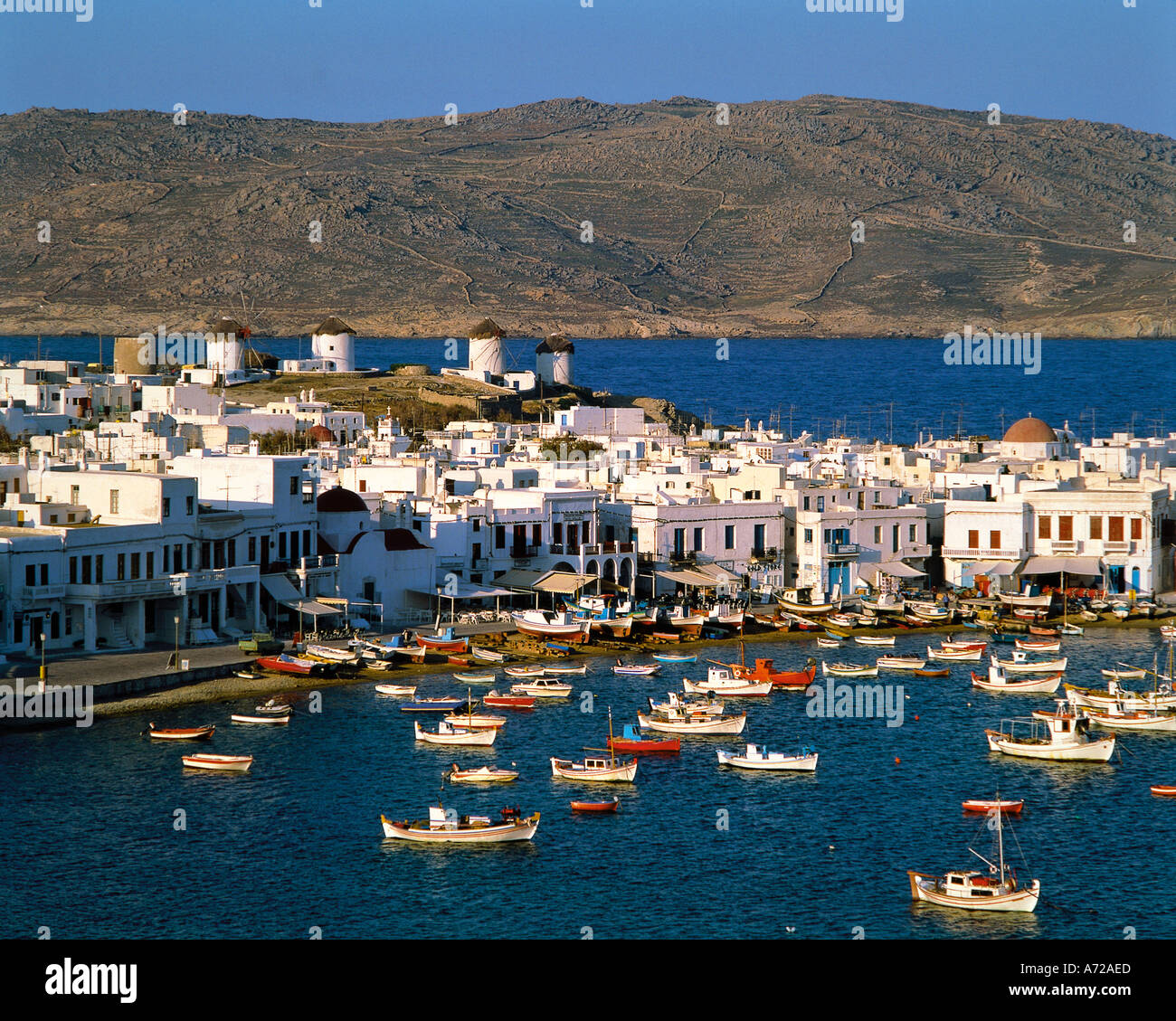 Bateaux de pêche dans le port de Mykonos Cyclades Grèce îles grecques sur la Mer Méditerranée Banque D'Images