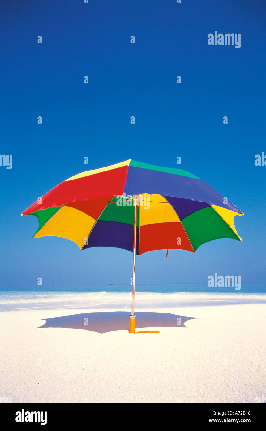 Des parasols sur la plage dans les îles Maldives dans l'Océan Indien Banque D'Images