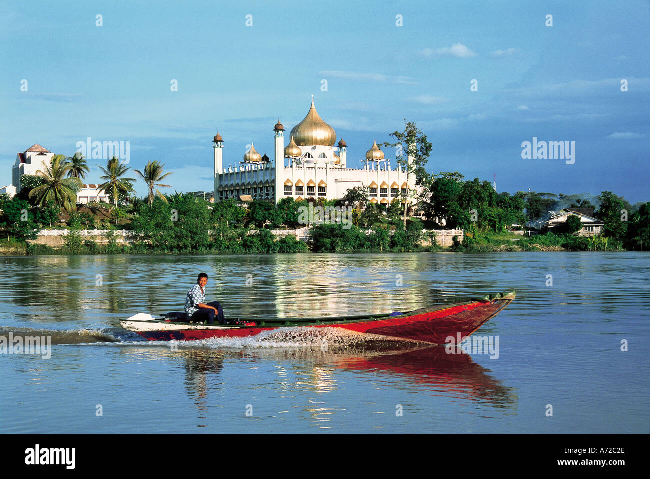 Bateau local sur la rivière Sarawak et de l'État de Sarawak Kuching Malaisie Mosquée Banque D'Images