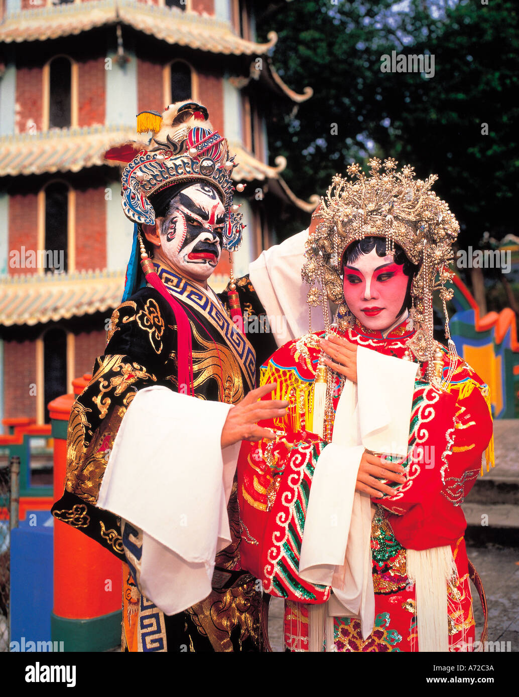 L'homme et la femme d'effectuer à l'opéra chinois Tiger Balm Jardins Singapour Banque D'Images