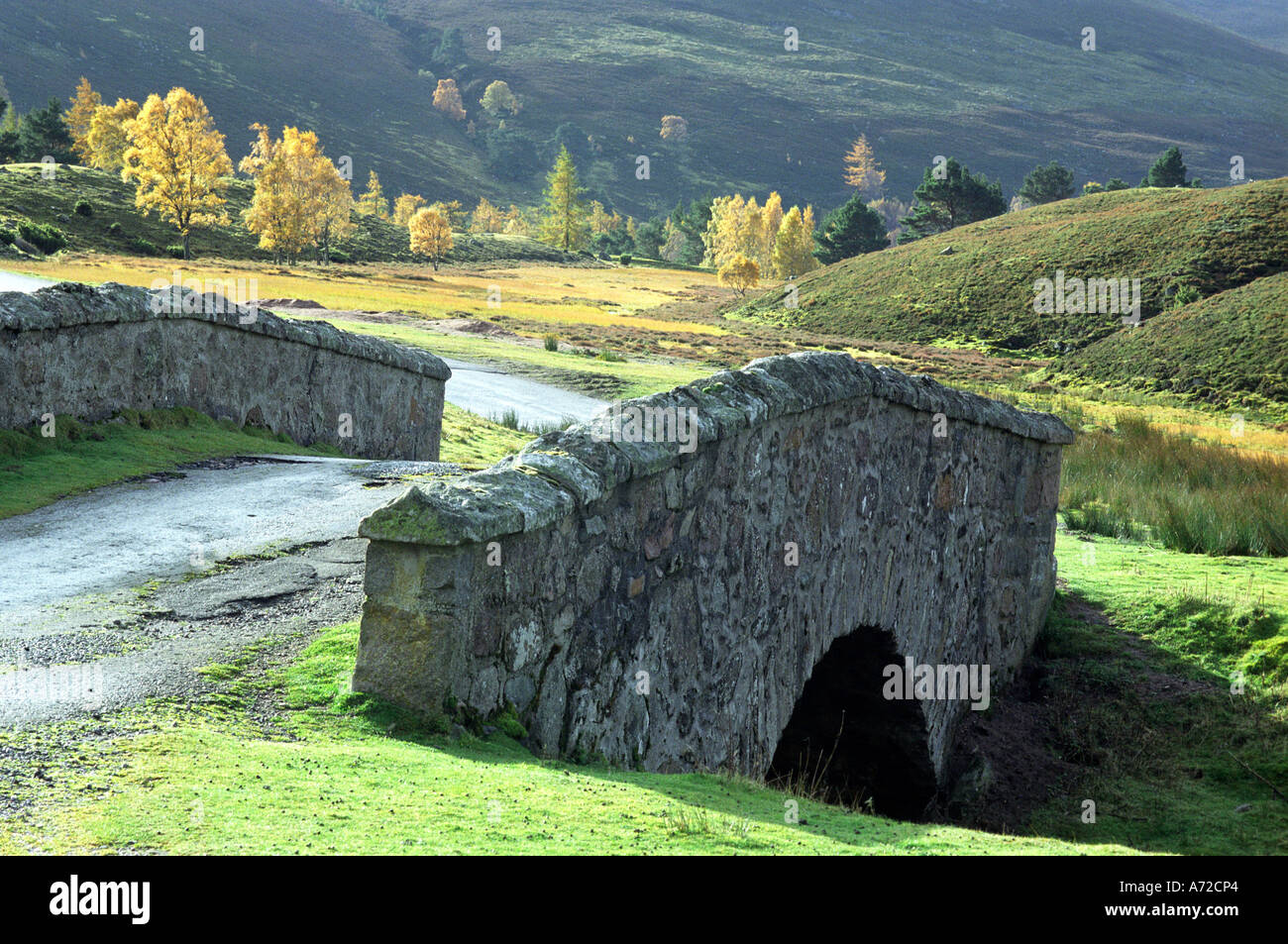 Ancien pont de la route militaire à Kirkstile Gairnshiel,, Aberdeenshire, le Parc National de Cairngorms, en Écosse, Royaume-Uni Banque D'Images