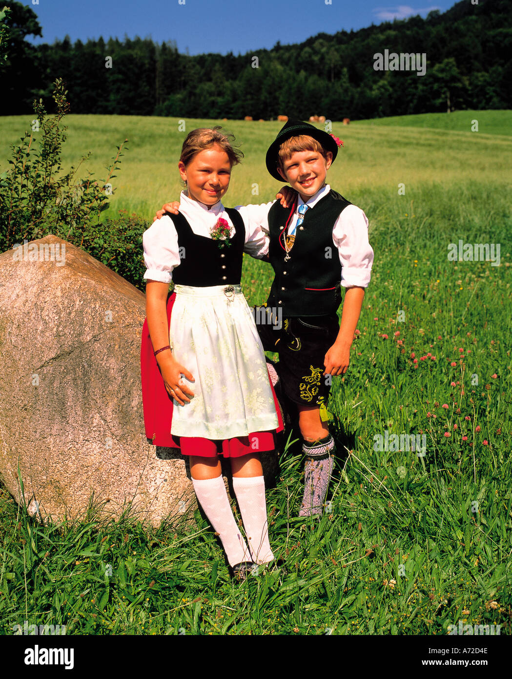 Les enfants en costumes traditionnels bavarois en Allemagne Banque D'Images