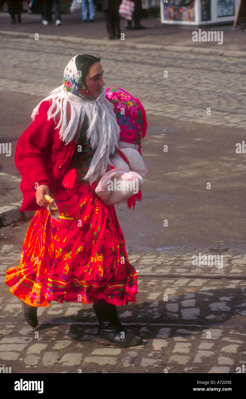 Roma Femme En Costume Traditionnel Avec Bebe Sur Les Rues Roumain Photo Stock Alamy