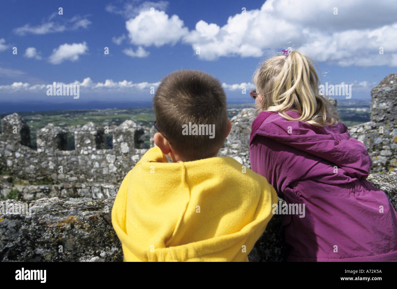 L'Europe, Portugal, Sintra. Garçon et fille donnent sur enceinte crénelée de Castelo dos Mouros, 8e siècle château. (MR) Banque D'Images