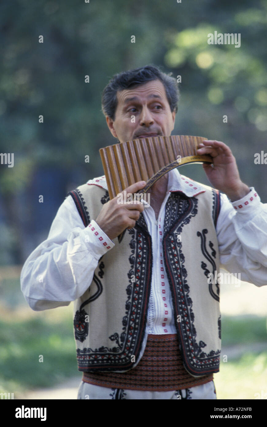 Joueur de flûte de pan Banque de photographies et d'images à haute  résolution - Alamy