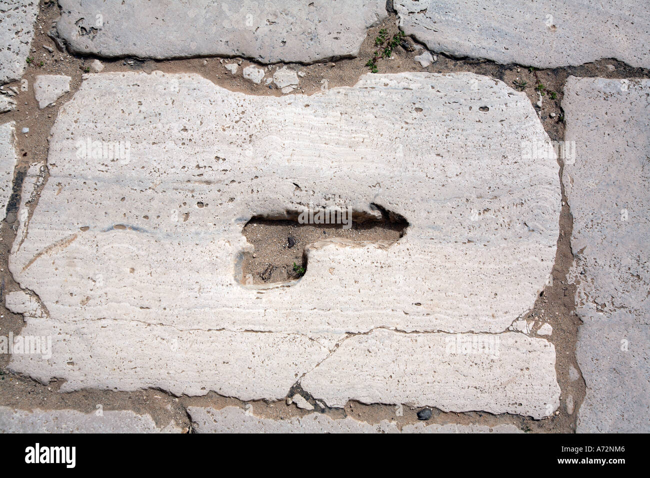 Une forme phallique couper dans une dalle sur une route dans la ville romaine de Leptis Magna en Libye dénotant un bordel. Banque D'Images