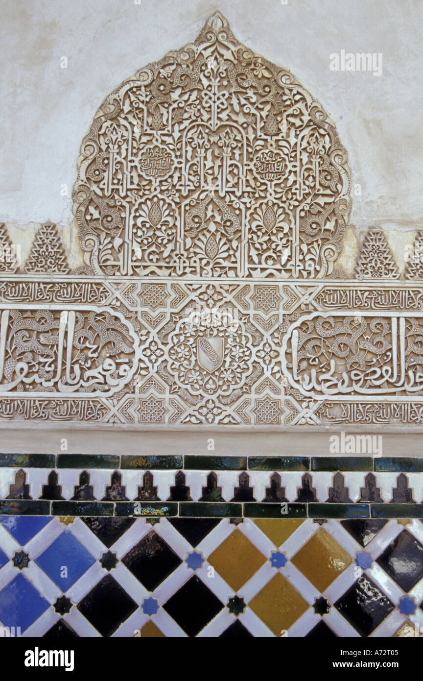 Espagne, Granada, Andalousie l'Alhambra, palais mauresque fortifiée musulmane sculpté inscroption et carrelage Banque D'Images