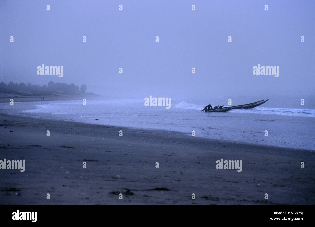 Les pêcheurs sur Gungur beach en Gambie aller pêcher tôt le matin Banque D'Images