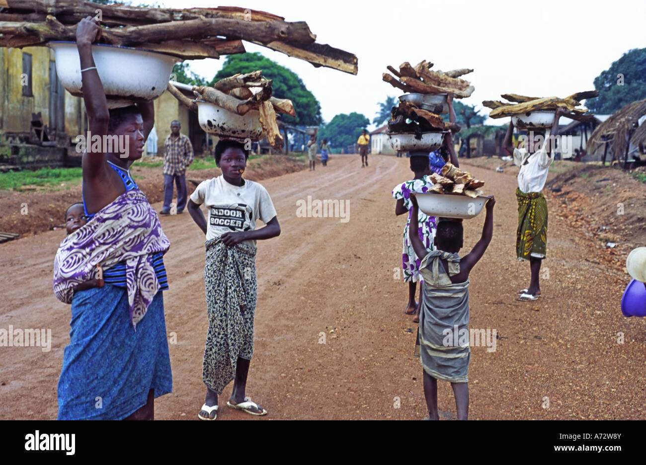 Des femmes portant des frewood dans la région de Volta Ghana rural, Banque D'Images