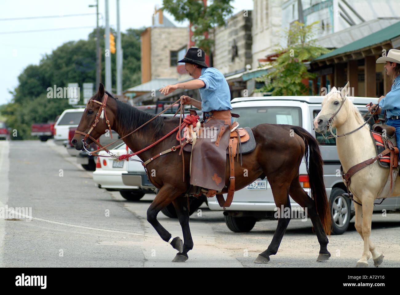 Cow boys de l'équitation dans une rue de Texas Bandera Banque D'Images