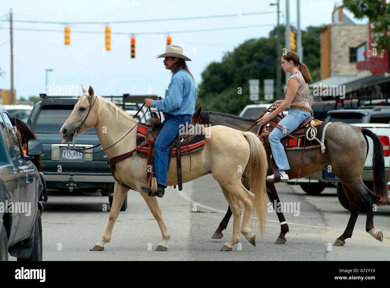 Cow boys de l'équitation dans une rue de Texas Bandera Banque D'Images