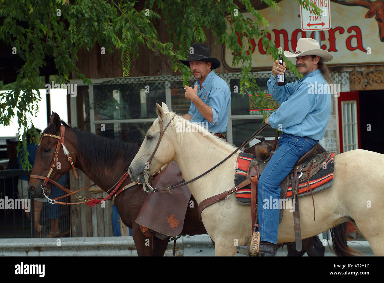 Cow boys de l'équitation dans une rue de Texas Bandera Banque D'Images