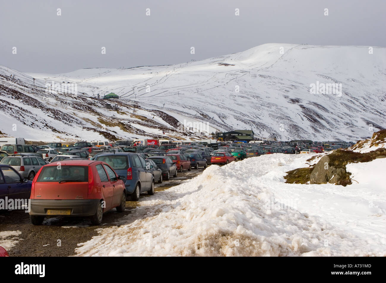 Les skieurs, les voitures, la neige sur la route du centre de ski de Glenshee écossais_ Spittal of Glen Shee, Braemar, Highlands, le Parc National de Cairngorms, l'Aberdeenshire, UK Banque D'Images