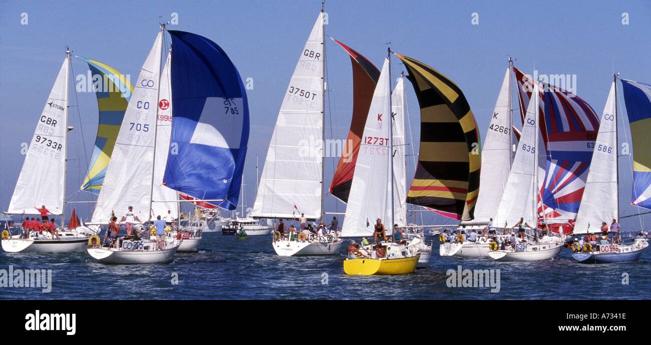 Yacht Racing Spinnakers Cowes Week Ile de Wight Angleterre Banque D'Images