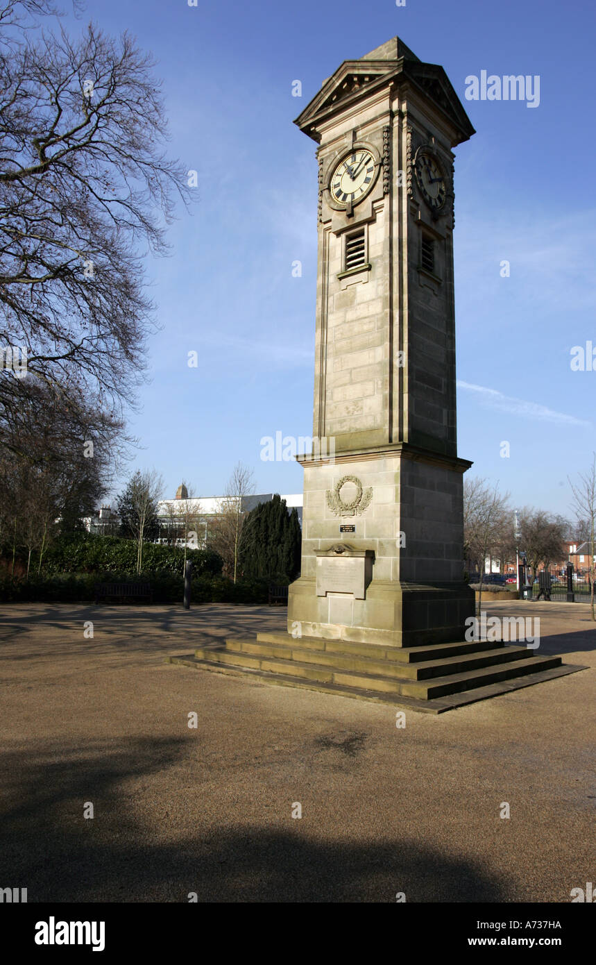 Tour de l'horloge en Jephson Gardens, Royal Leamington Spa, Warwickshire, à la mémoire de William Davis Banque D'Images