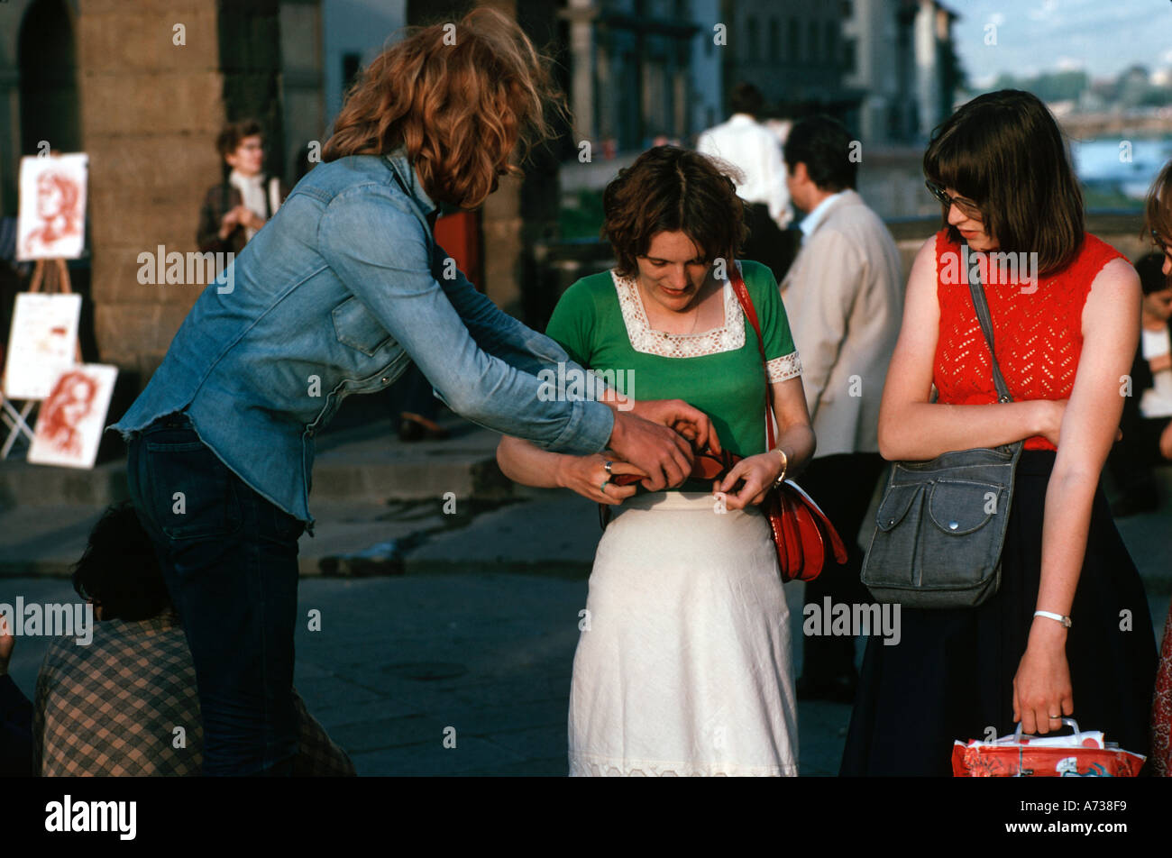 Deux jeunes filles essayant de cuir à un décrochage du marché de rue dans les années 1970 Banque D'Images