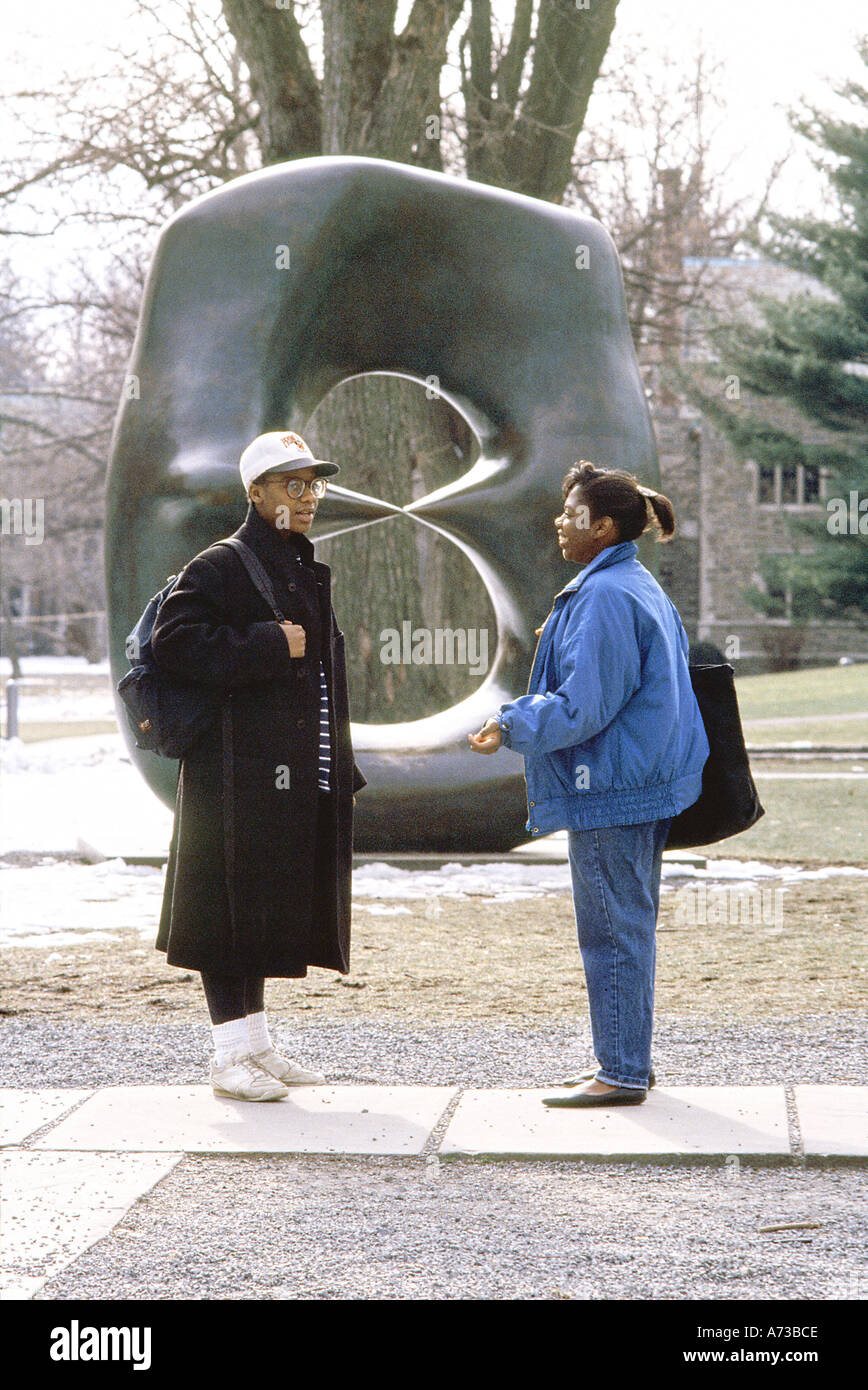 PRINCETON NJ, USA, deux personnes, étudiants sur le campus de l'Université de Princeton American 'Ivy League' Education Black Ethnicity parlant ensemble à l'extérieur, Banque D'Images