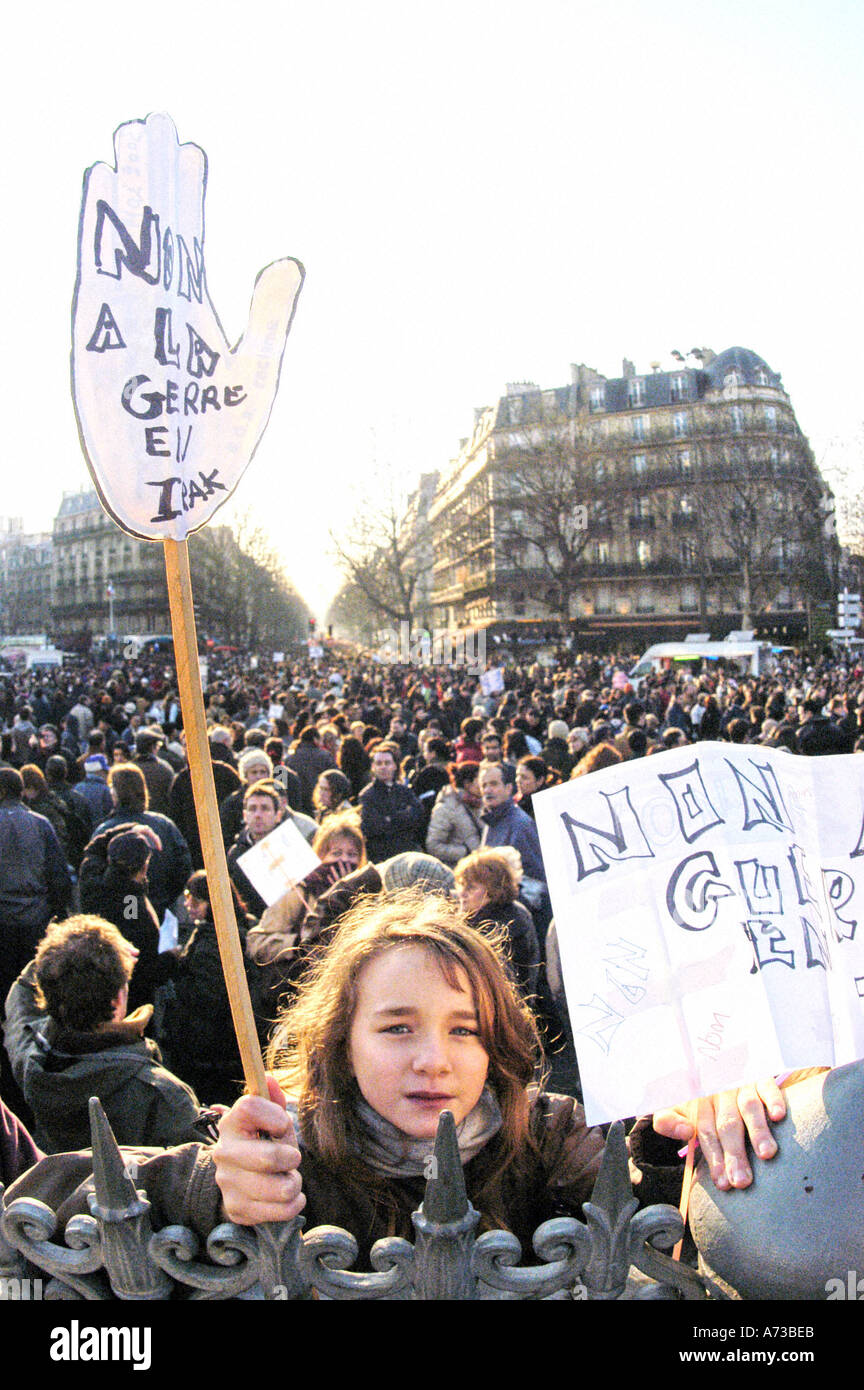 French Teen, Paris France, jeune adolescente française tenant une  manifestation française signe à 'anti War Demonstration' Irak War  Demonstration, manifestant Photo Stock - Alamy