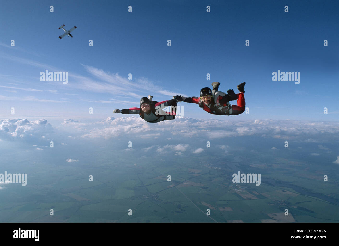 Deux plongeurs ciel volant en formation, sports avion en arrière-plan, l'Allemagne, Brandebourg, Fehrbellin Banque D'Images