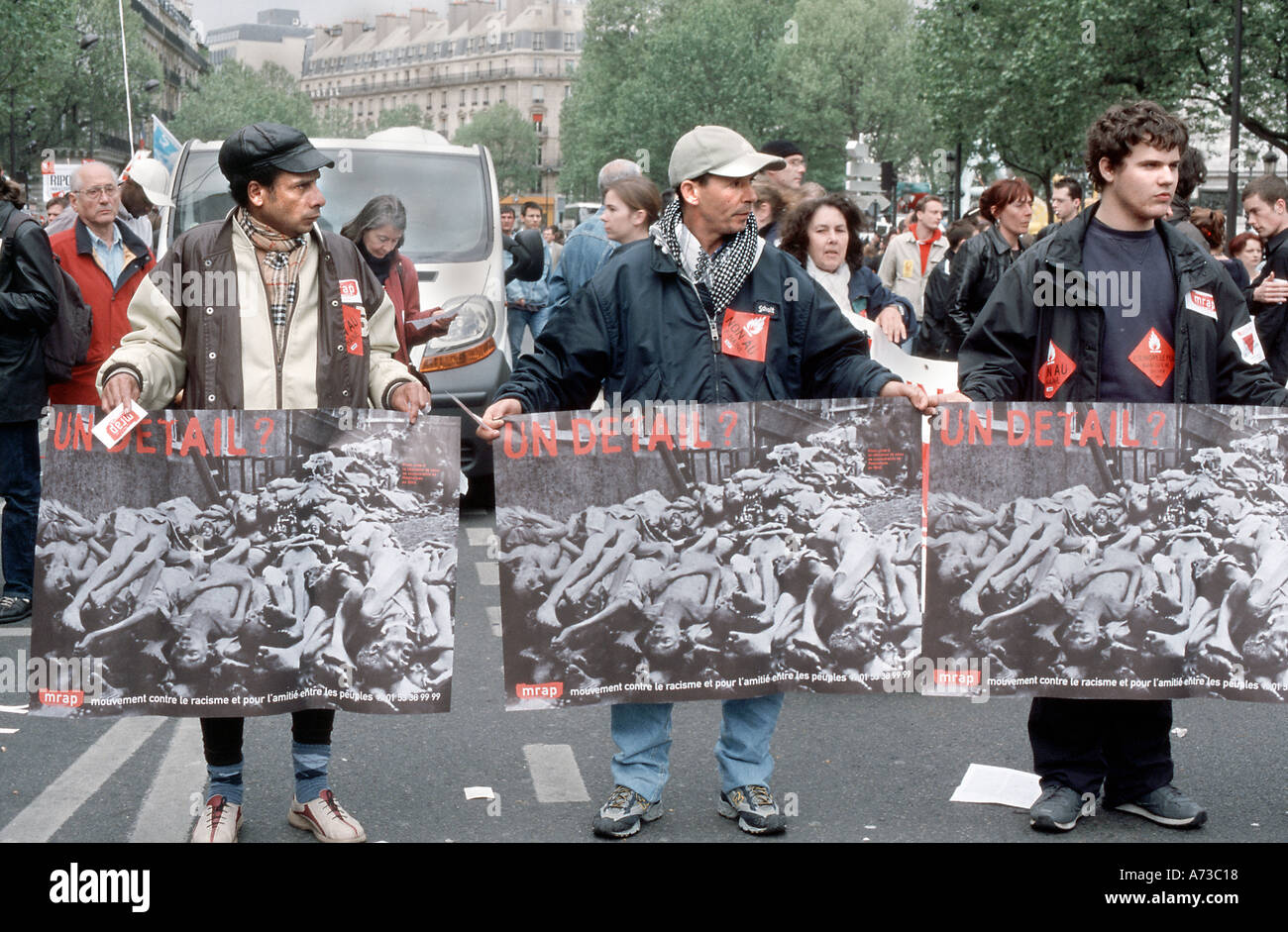 Paris France, des hommes français des manifestants tenant des photos de l'Holocauste en démonstration contre l'extrême droite 'Front national' pour la xénophobie, Banque D'Images