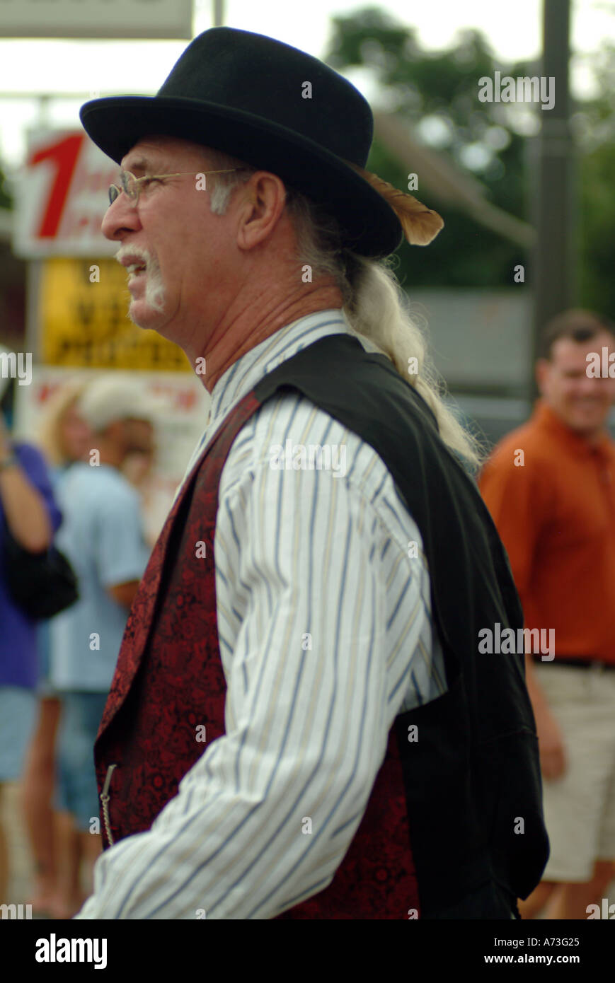 L'homme au cours d'une parade cow boy dans Bandera Texas Banque D'Images