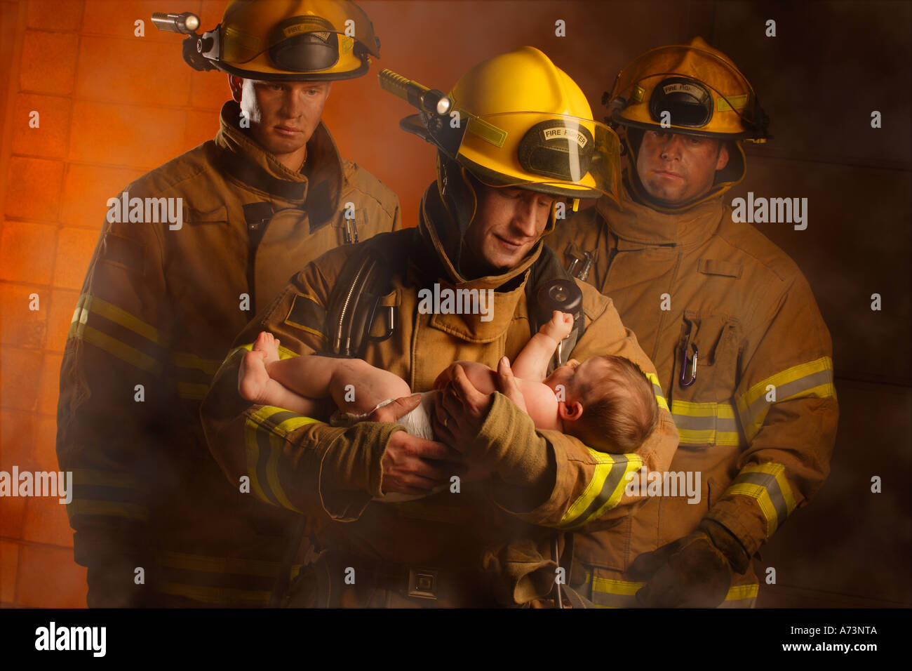 Les Pompiers De Sauver Un Bebe Photo Stock Alamy