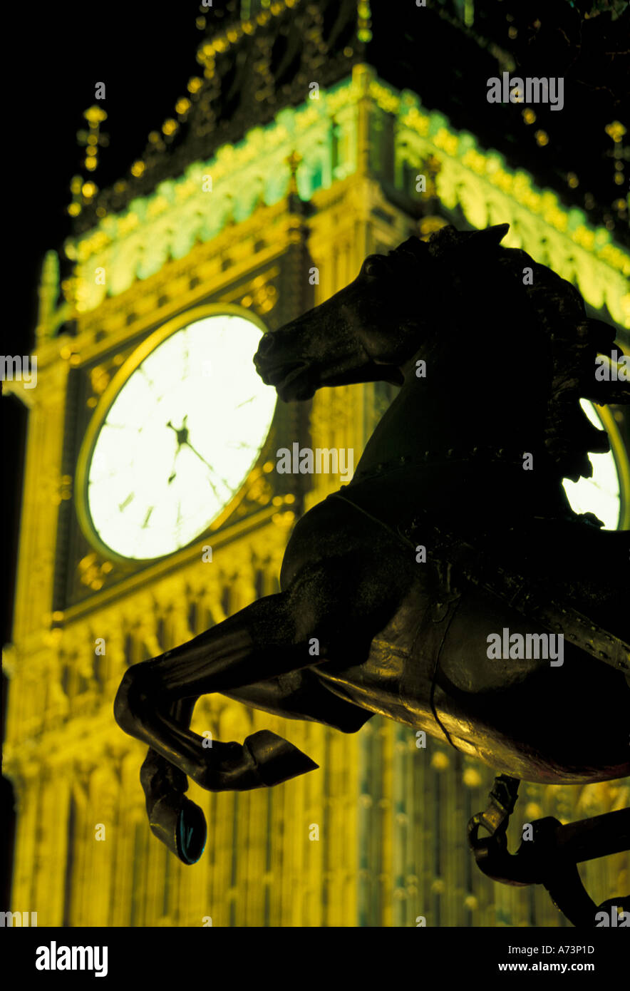 L'Angleterre, Londres. Chambres du Parlement et Big Ben et tour de l'horloge à nuit et Westminster Bridge statue. Banque D'Images