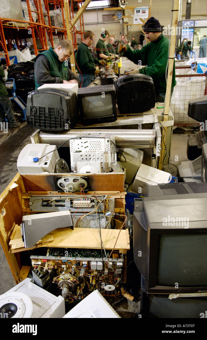 Cathode Ray Tube CRT moniteurs d'ordinateur et de la télévision nationale prête pour le recyclage à l'usine à Rhondda Valley South Wales UK Banque D'Images