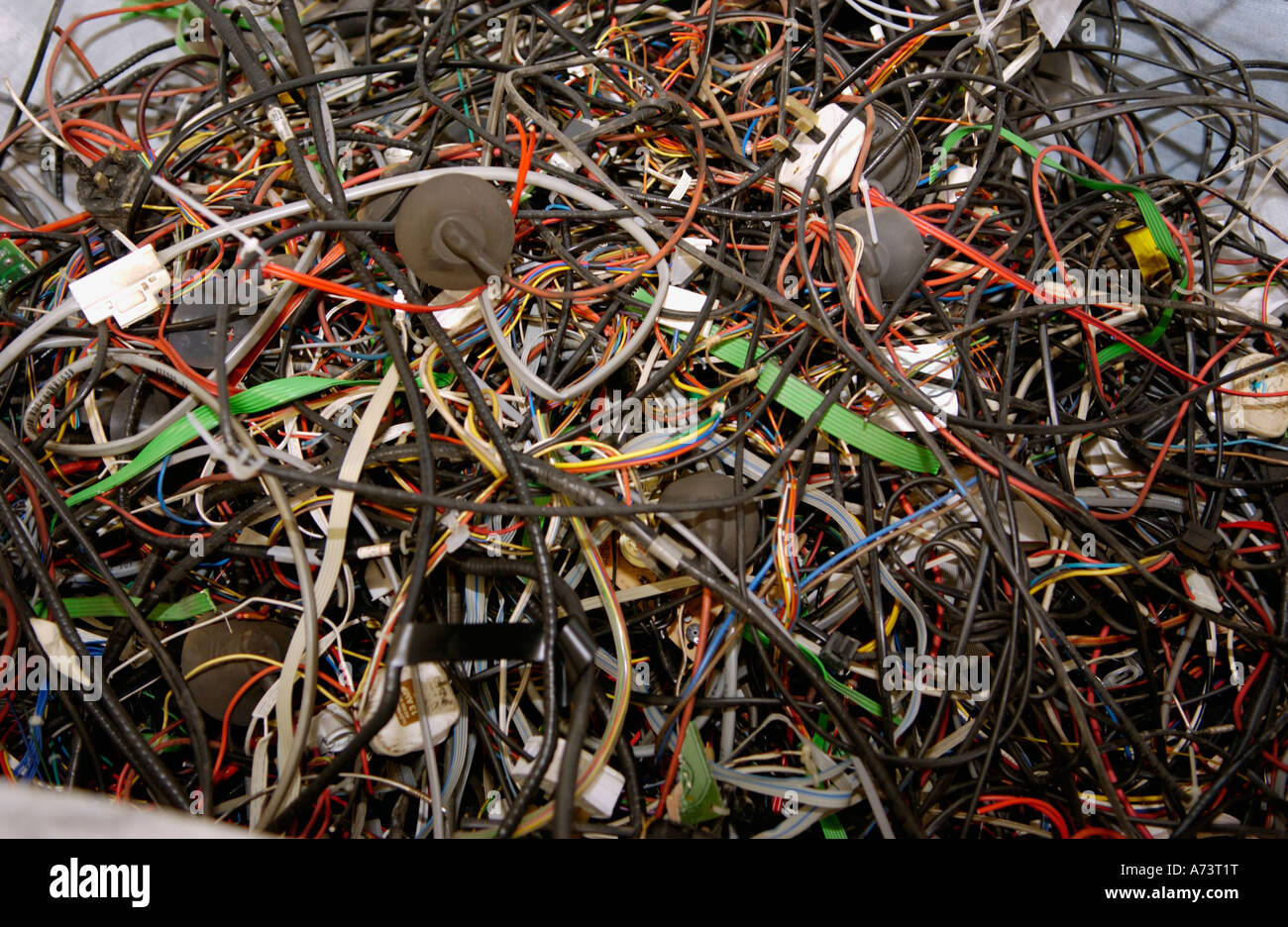 Des composants de cathode ray tube CRT moniteurs d'ordinateur et de la télévision nationale prête pour le recyclage à l'usine dans le sud du Pays de Galles UK Banque D'Images