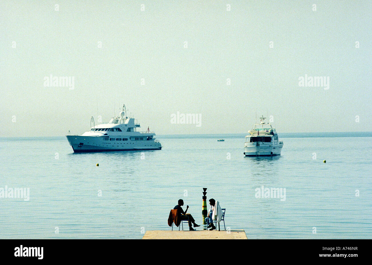 FESTIVAL DU FILM DE CANNES FRANCE LA COUPE D'UN DEAL AVEC BATEAUX COÛTEUX DISPONIBLES EN ARRIÈRE-PLAN Banque D'Images