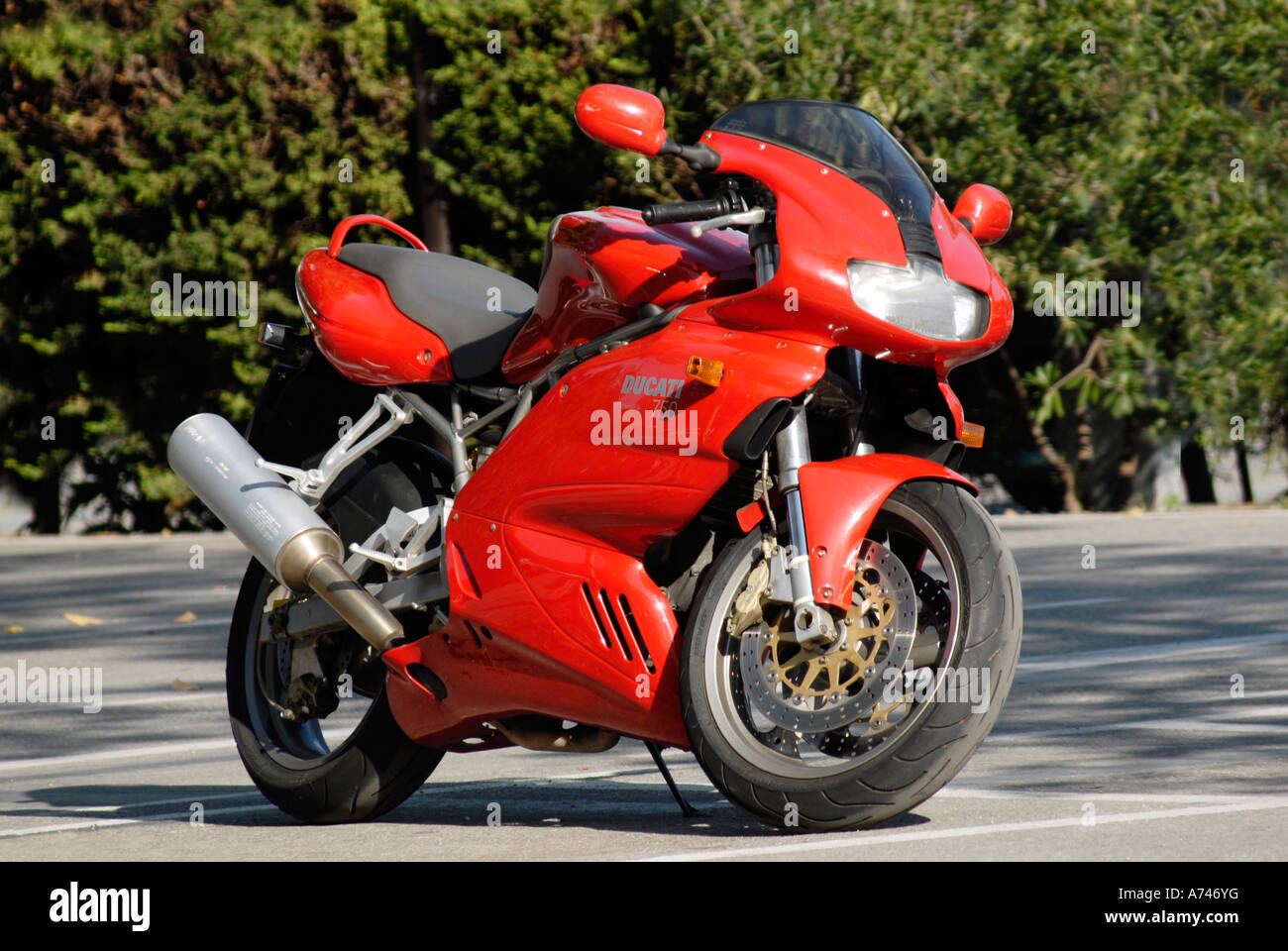 Ducati 750 rouge moto garée dans une rue d'Italie Photo Stock - Alamy