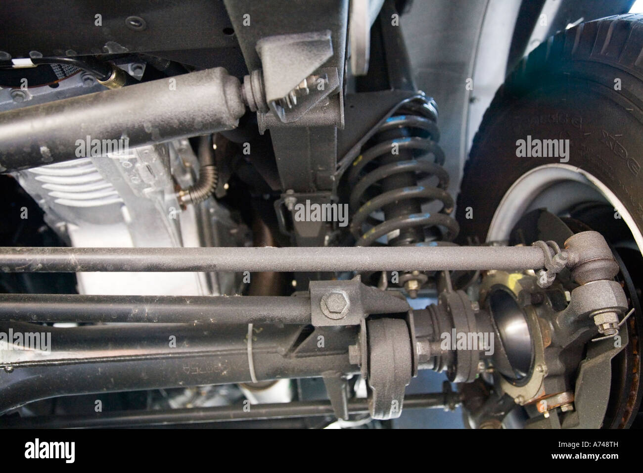 Nouveau Land Rover Defender TD5 véhicule à moteur. UK. En dessous de détail et roue arrière