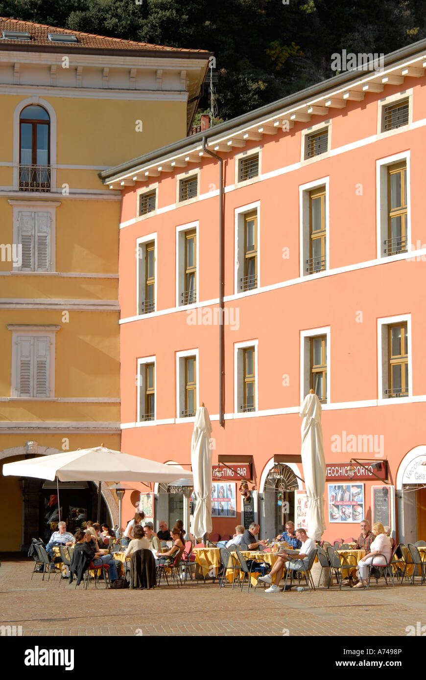 Les personnes mangeant à l'extérieur d'un café de la rue à Riva del Garda, Lac de Garde Banque D'Images