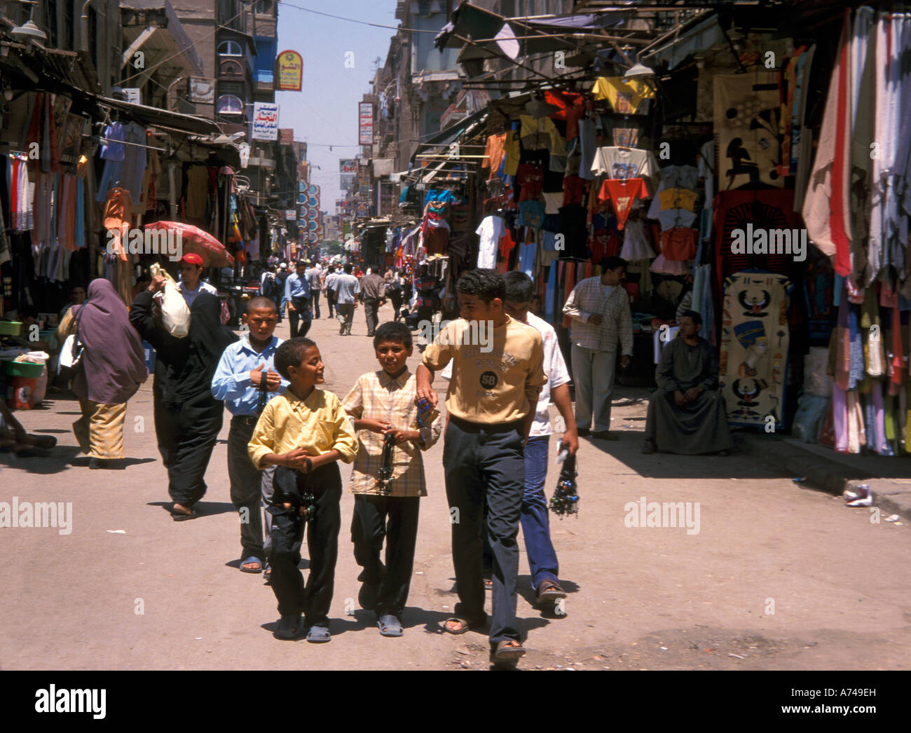 Les garçons sur Bazar au Caire Egypte Banque D'Images