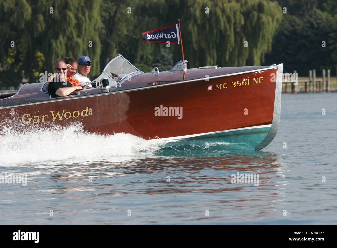 Équitation dans un ancien bateau en bois. Banque D'Images