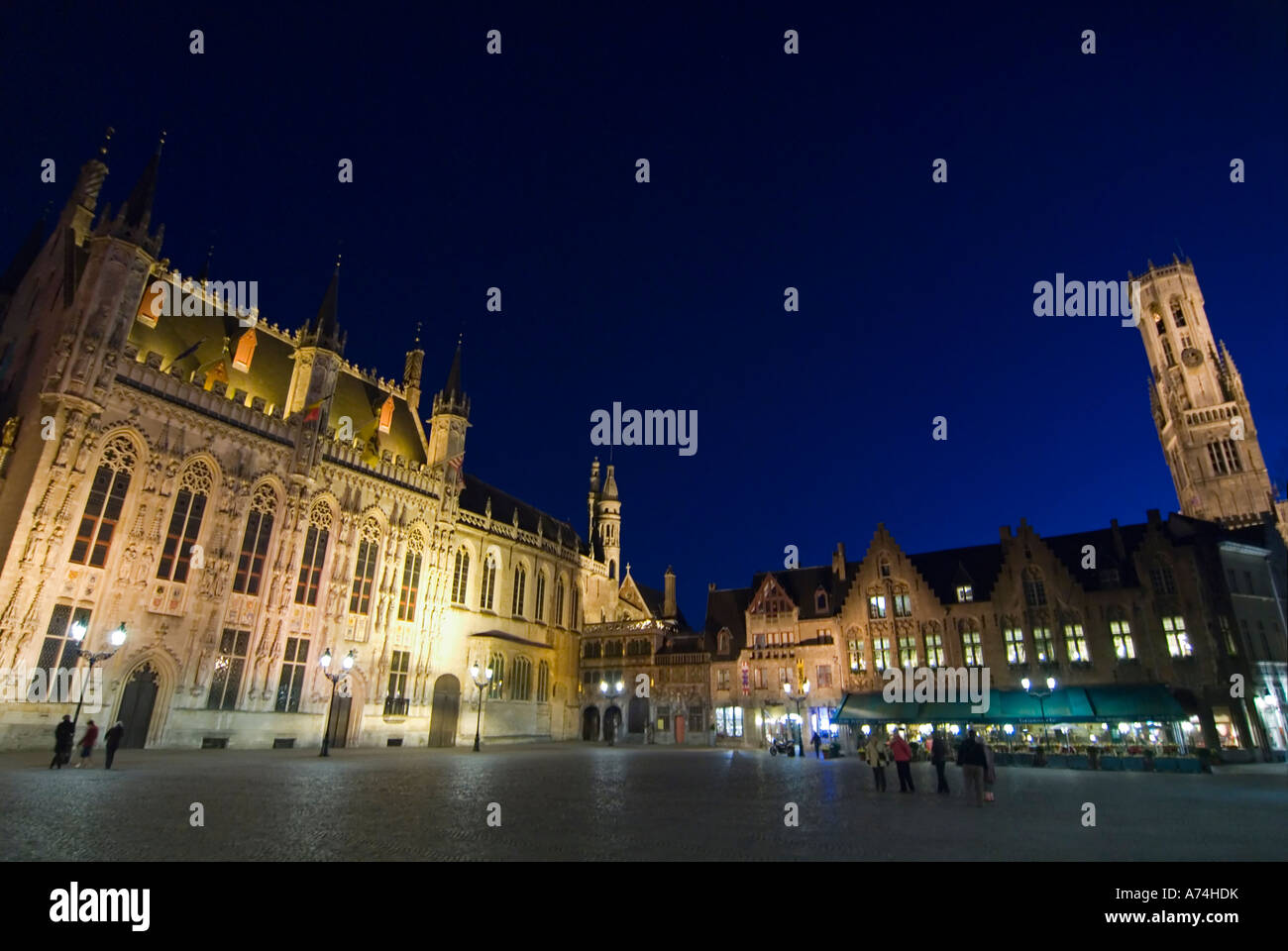 Paysage urbain horizontal vue de nuit sur la place historique de Burg dans le centre de Bruges. Banque D'Images